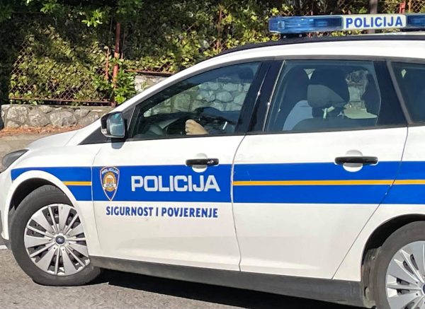 policija auto riportal 11