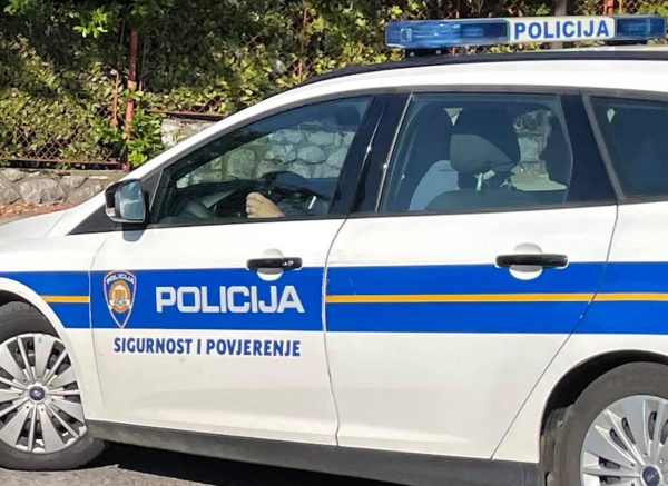 policija auto riportal 1122