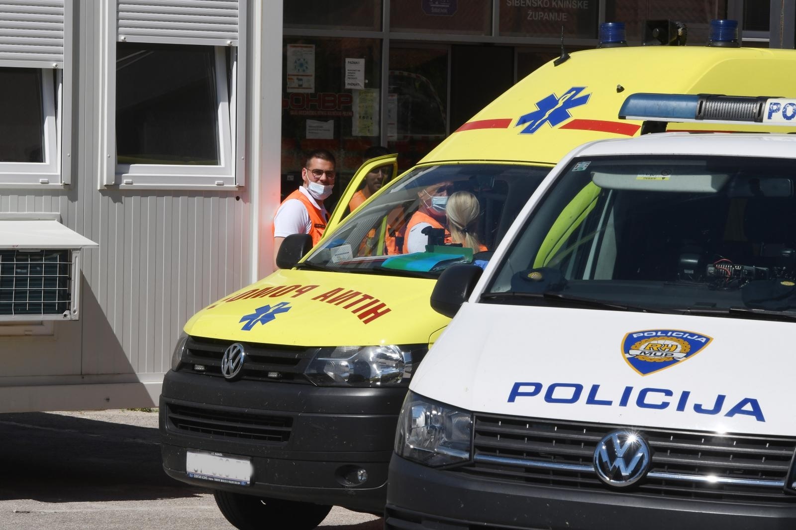 Veći broj policijskih službenika ispred  bolnice u Šibeniku nakon prometne nesreće