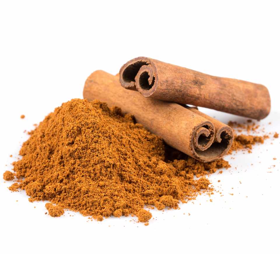 Cinnamon-sticks-and-ground-cinnamon-2a732e4