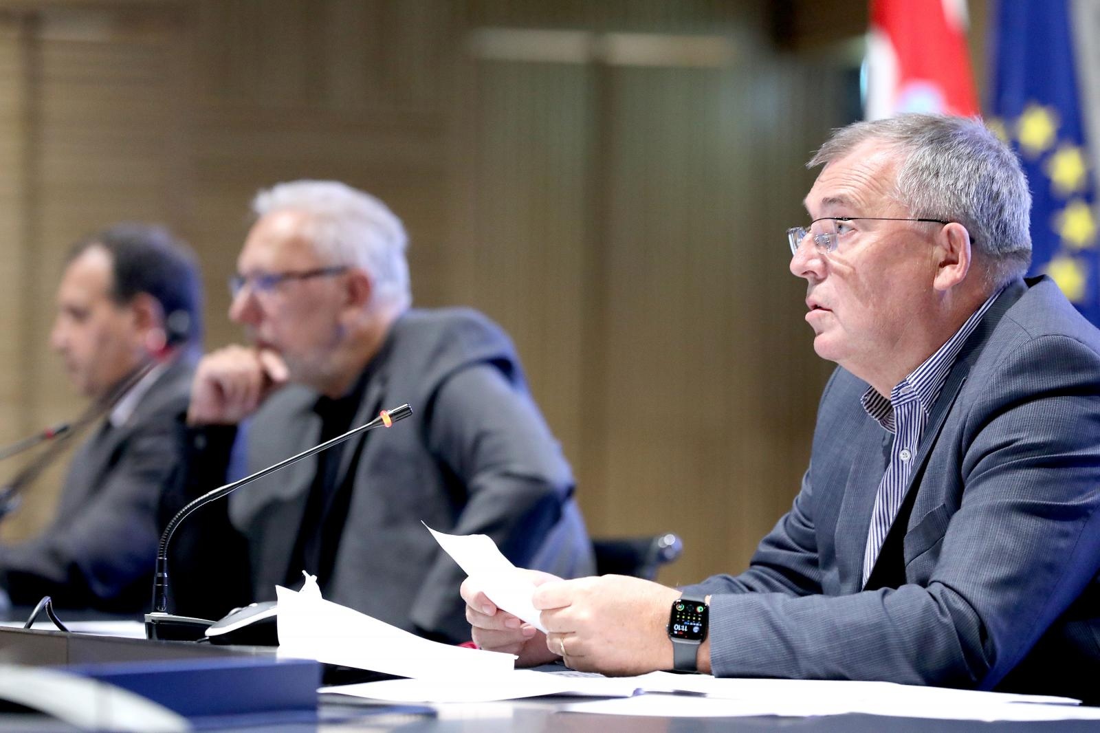 Zagreb: Stožer objavio nove brojke – novozaraženih koronavirusom je 1042 Zagreb: Stožer objavio nove brojke – novozaraženih koronavirusom je 1042