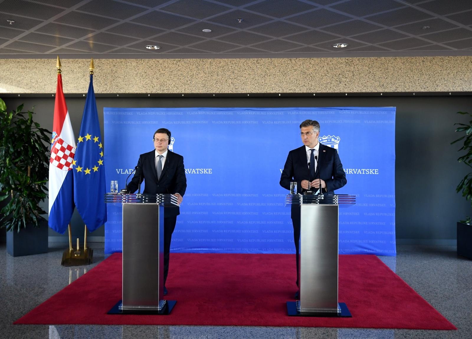 Zagreb: Plenković i Dombrovskis obratili se medijima nakon sjednice Nacionalnog vijeća