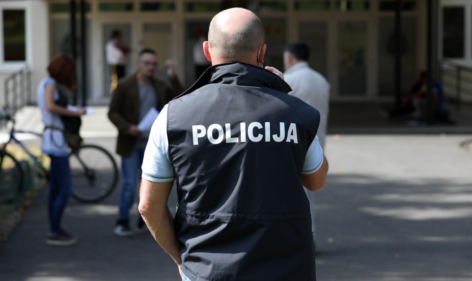 Drama ispred Osnovne škole Krapinske Toplice i dalje se nastavlja, stigla policija i župan Drama ispred Osnovne škole Krapinske Toplice i dalje se nastavlja, stigla policija i župan