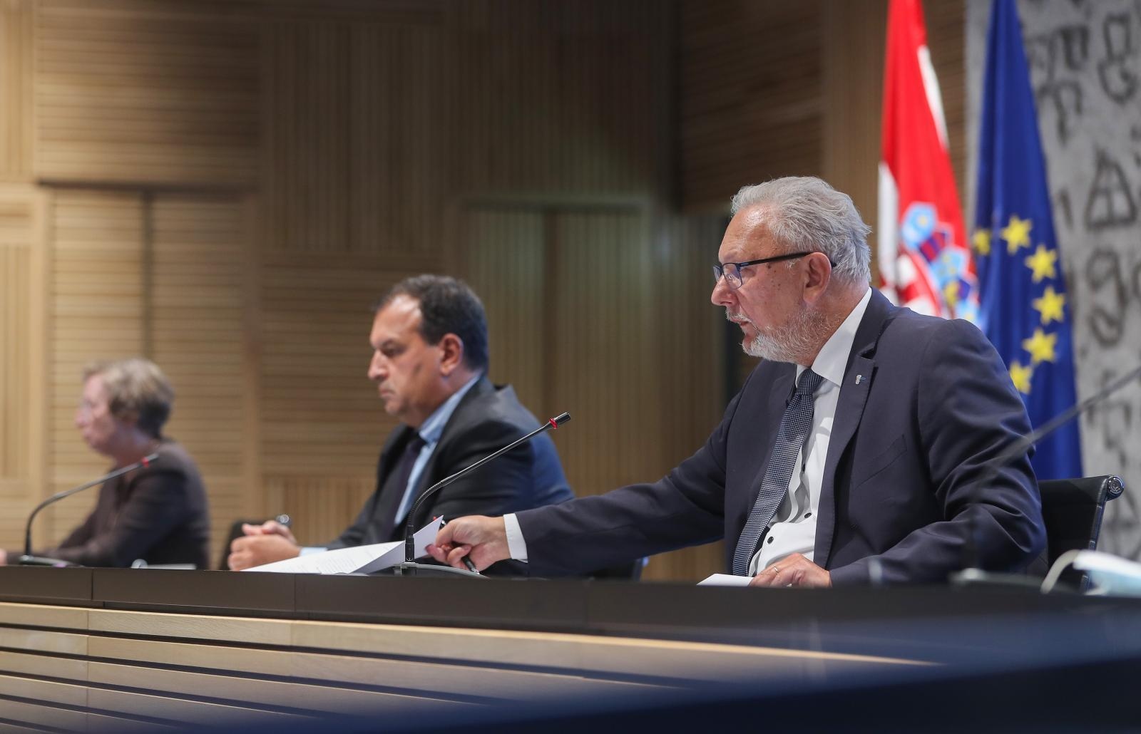 Stožer o narudžbi novog, inovativnog cjepiva i zaštiti malodobnih Stožer o narudžbi novog, inovativnog cjepiva i zaštiti malodobnih