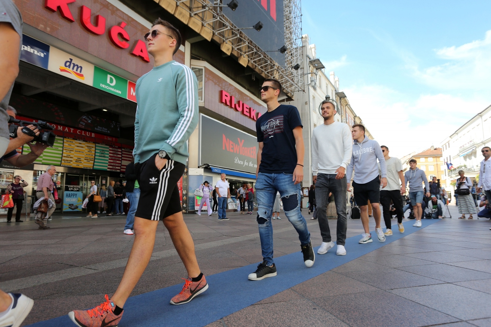 Na riječkom Korzu je održana modna revija u tenisicama “Street Fashion Walk”