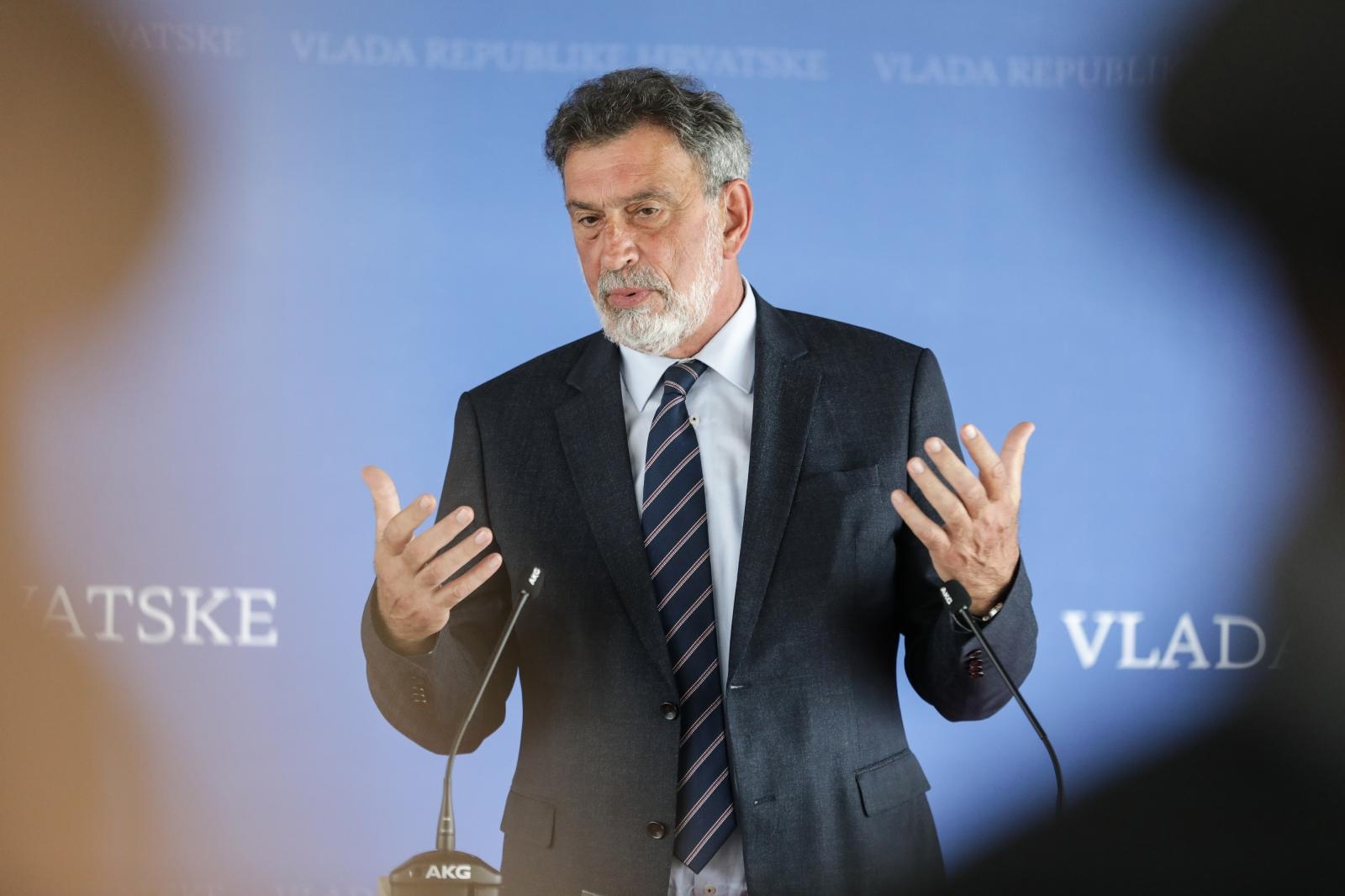 Radovan Fuchs: “Maske ostaju, učenici se mogu miješati, vraćaju se roditeljski sastanci…”