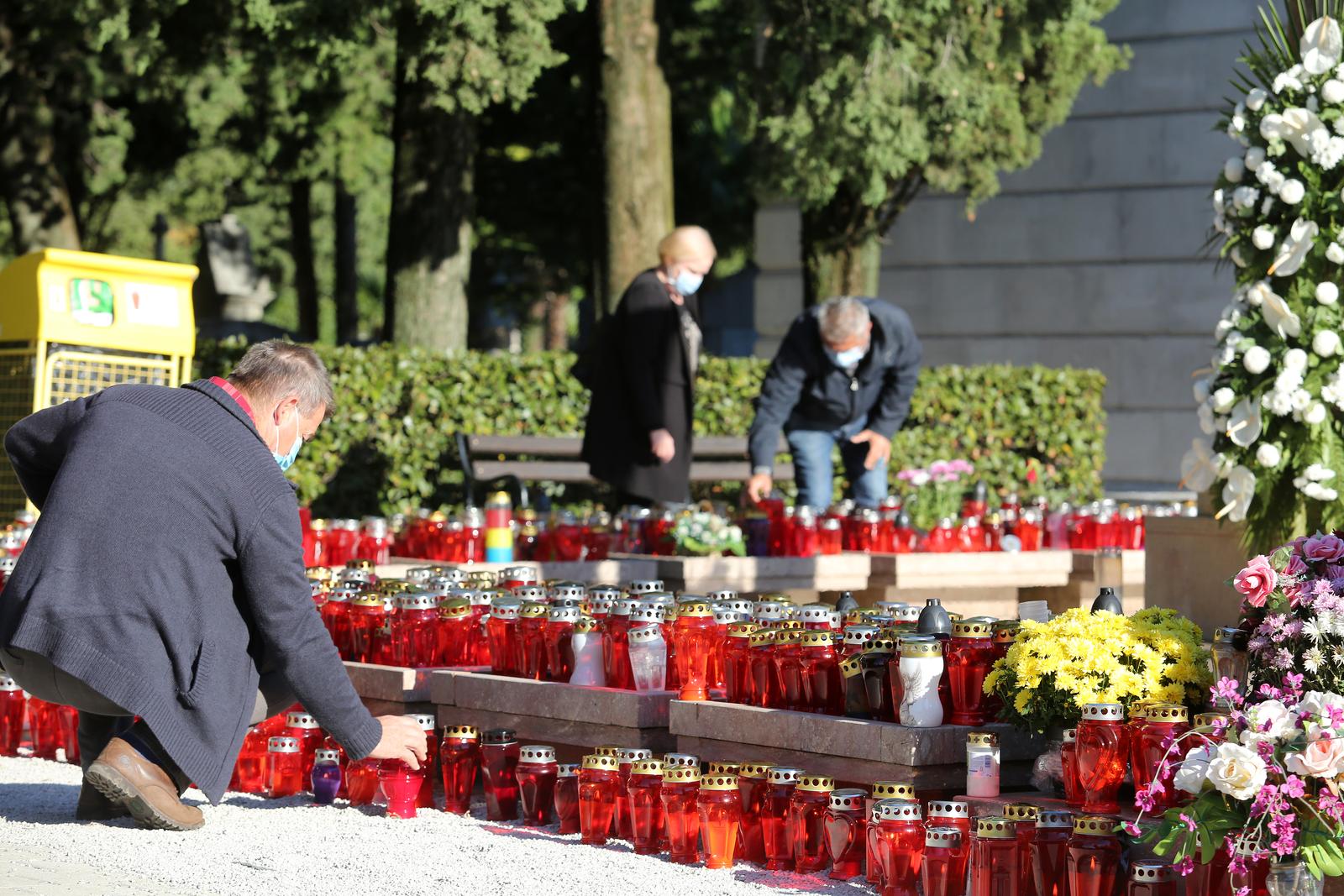 Rijeka: Građani obilaze groblja pridržavajući se mjera