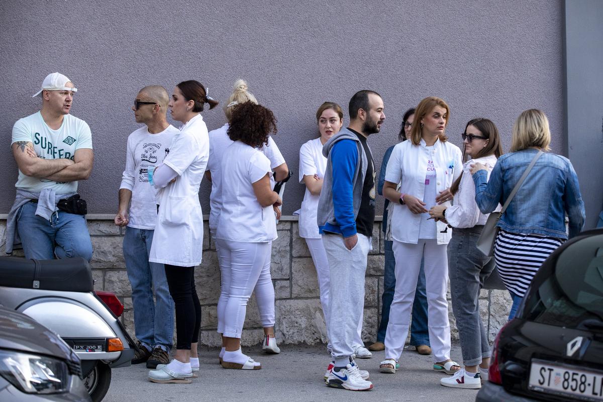 Split: Ispred KBC Split odrzan prosvjed podrske zdravstvenim radnicima