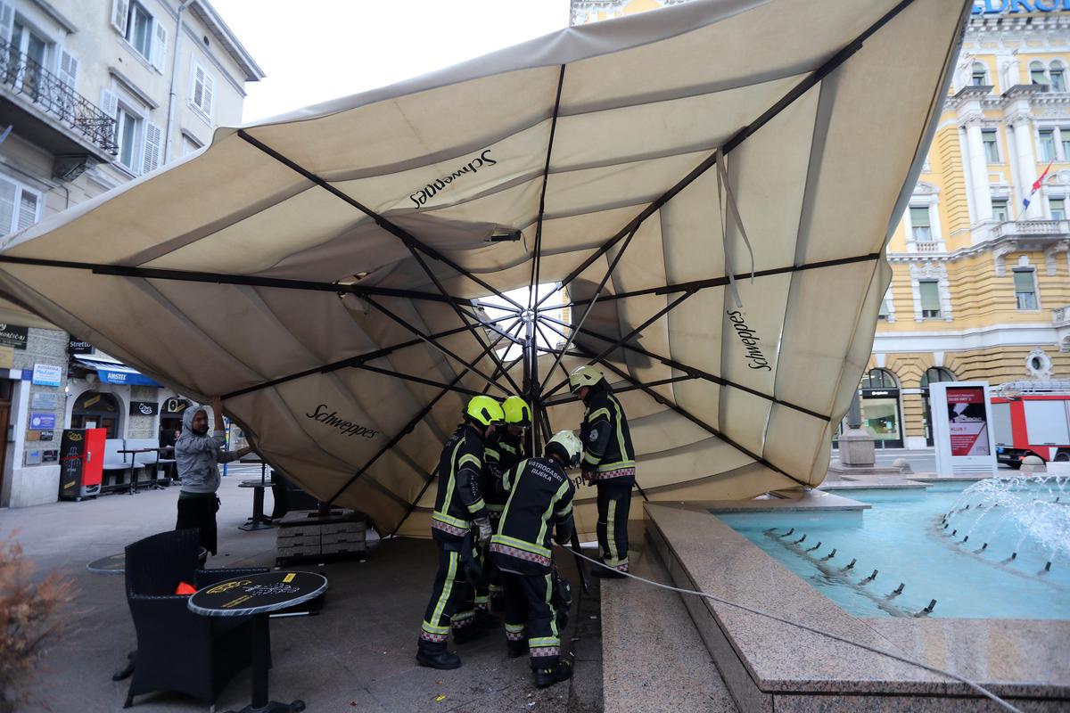 Rijeka: Olujna bura na Korzu ruši tende, u pomoć stigli i vatrogasci