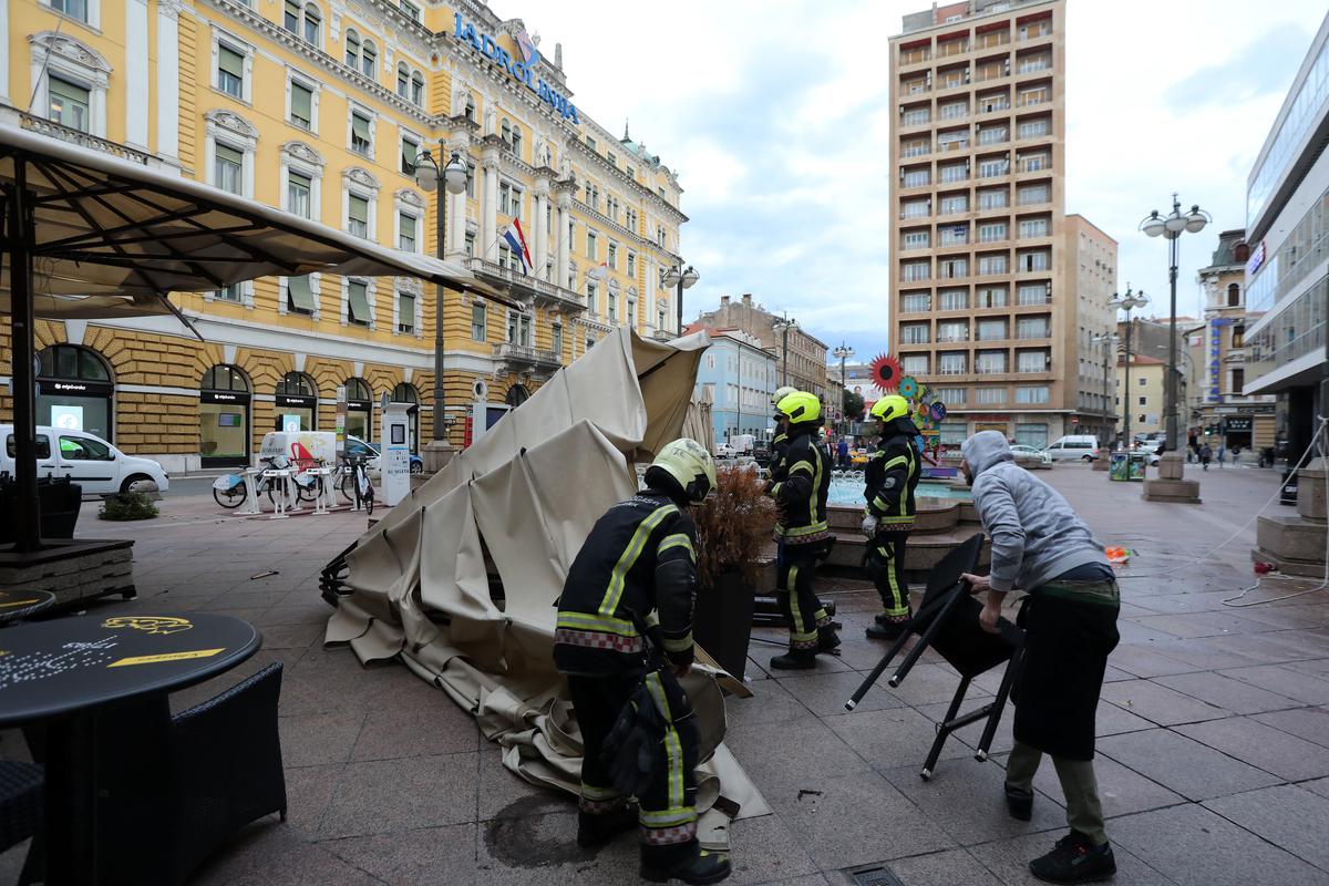 Rijeka: Olujna bura na Korzu ruši tende, u pomoć stigli i vatrogasci Rijeka: Olujna bura na Korzu ruši tende, u pomoć stigli i vatrogasci