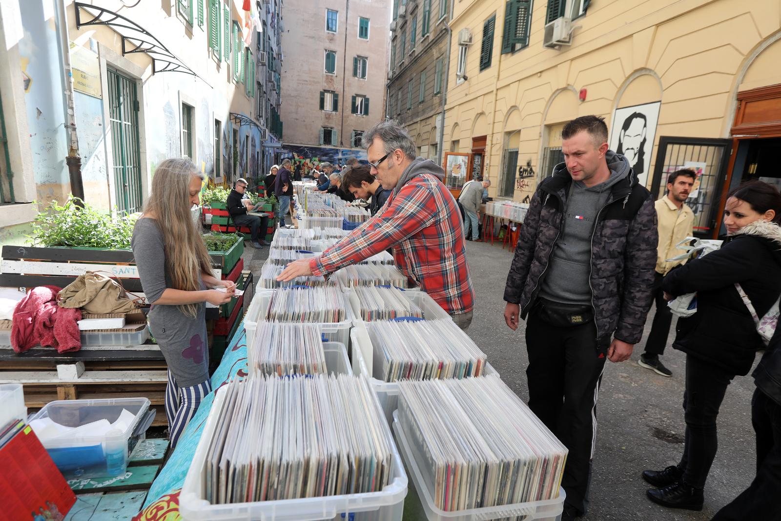Rijeka: Održan sajam gramofonskih ploča u Kružnoj ulici