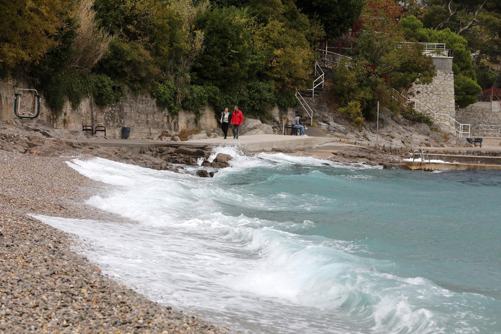 Rijeka: Jugo i veliki valovi na plaži Kantrida Rijeka: Jugo i veliki valovi na plaži Kantrida