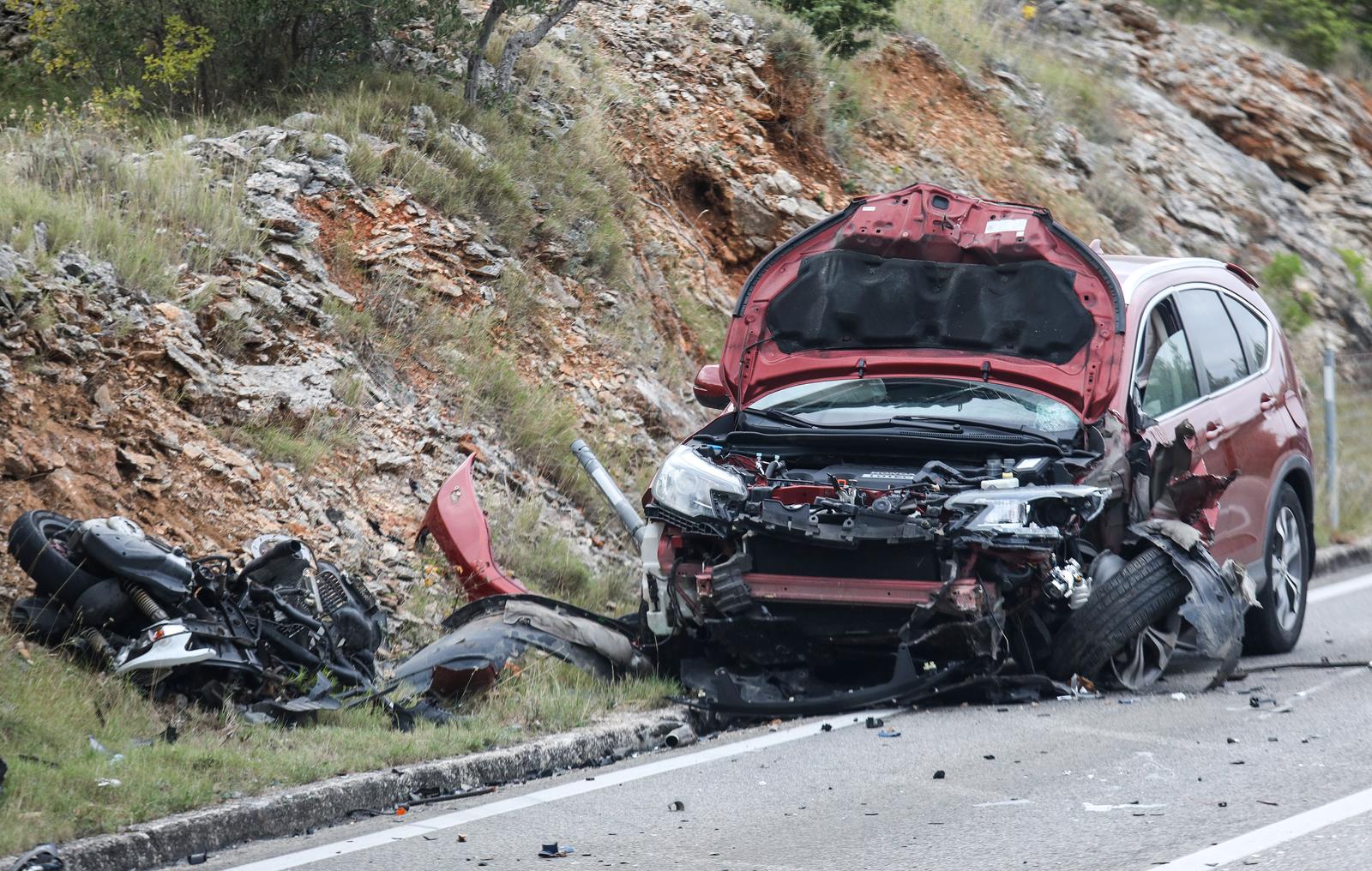 Murter: Jedna osoba smrtno je strada u sudaru dvaju automobila i motocikla Murter: Jedna osoba smrtno je strada u sudaru dvaju automobila i motocikla