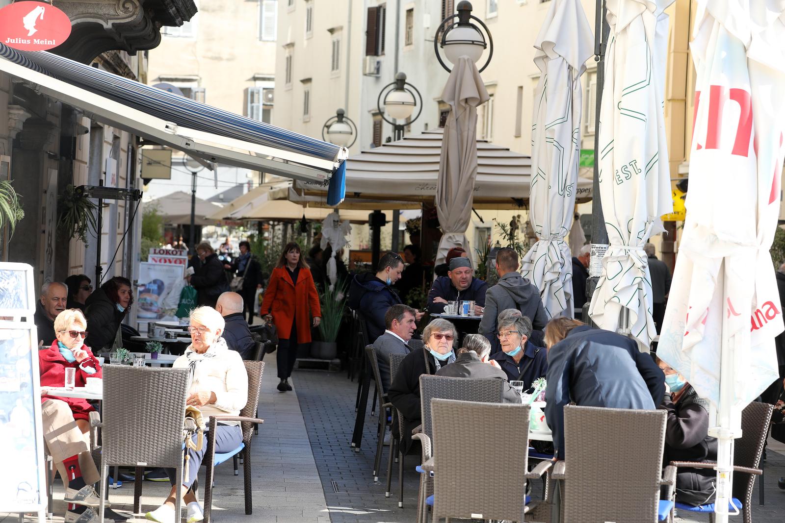 Pune terase kafića u Rijeci