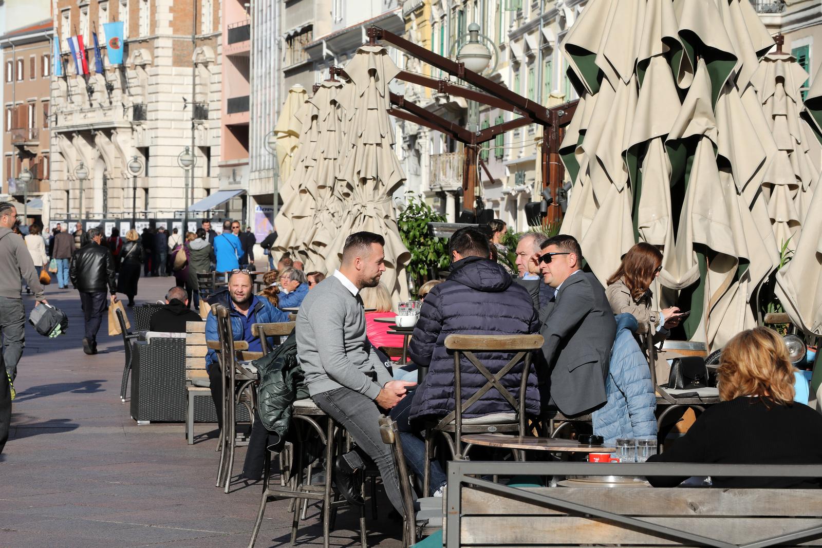 Pune terase kafića u Rijeci