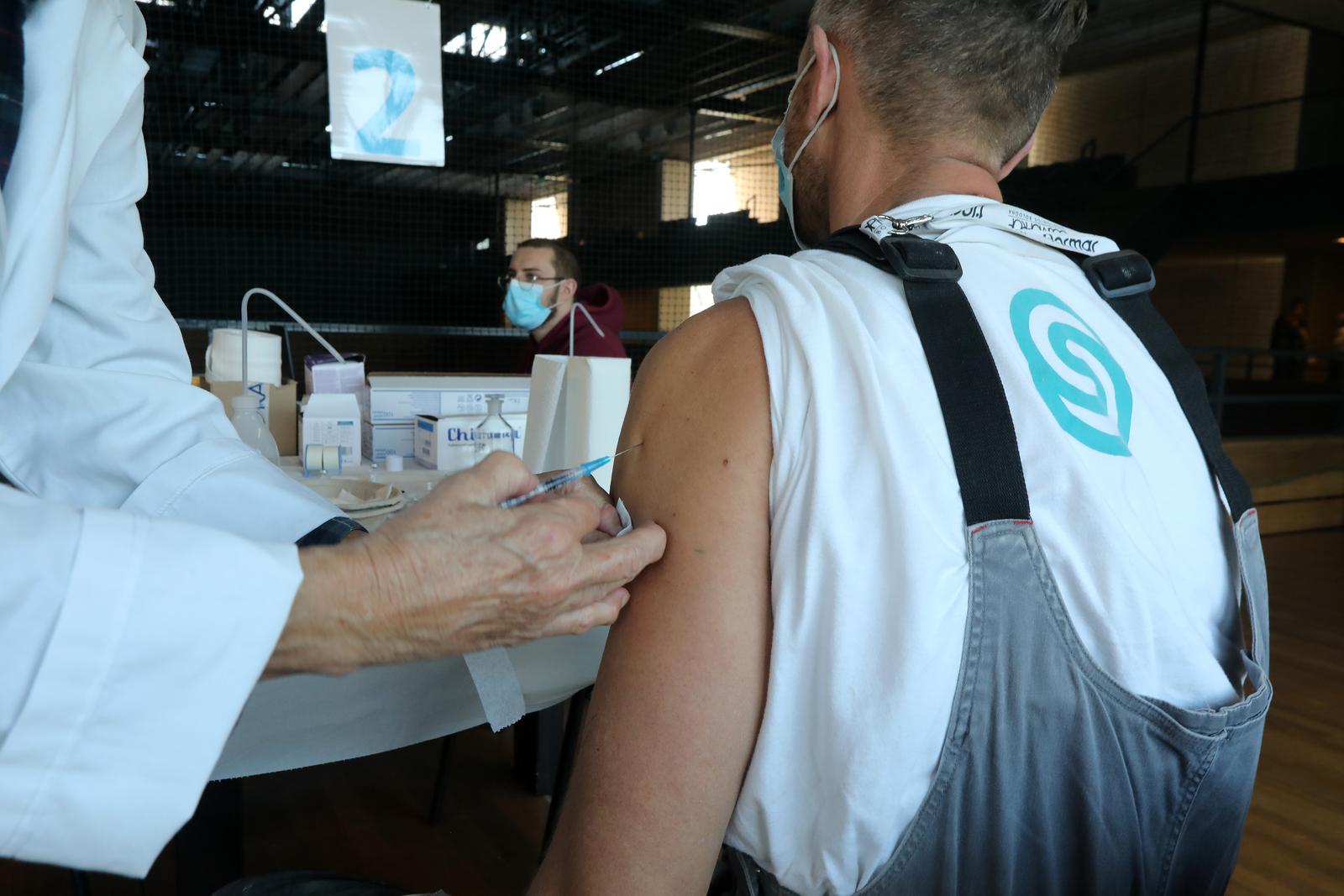 Rijeka: Cijepljenje protiv korone u sportskom centru Zamet