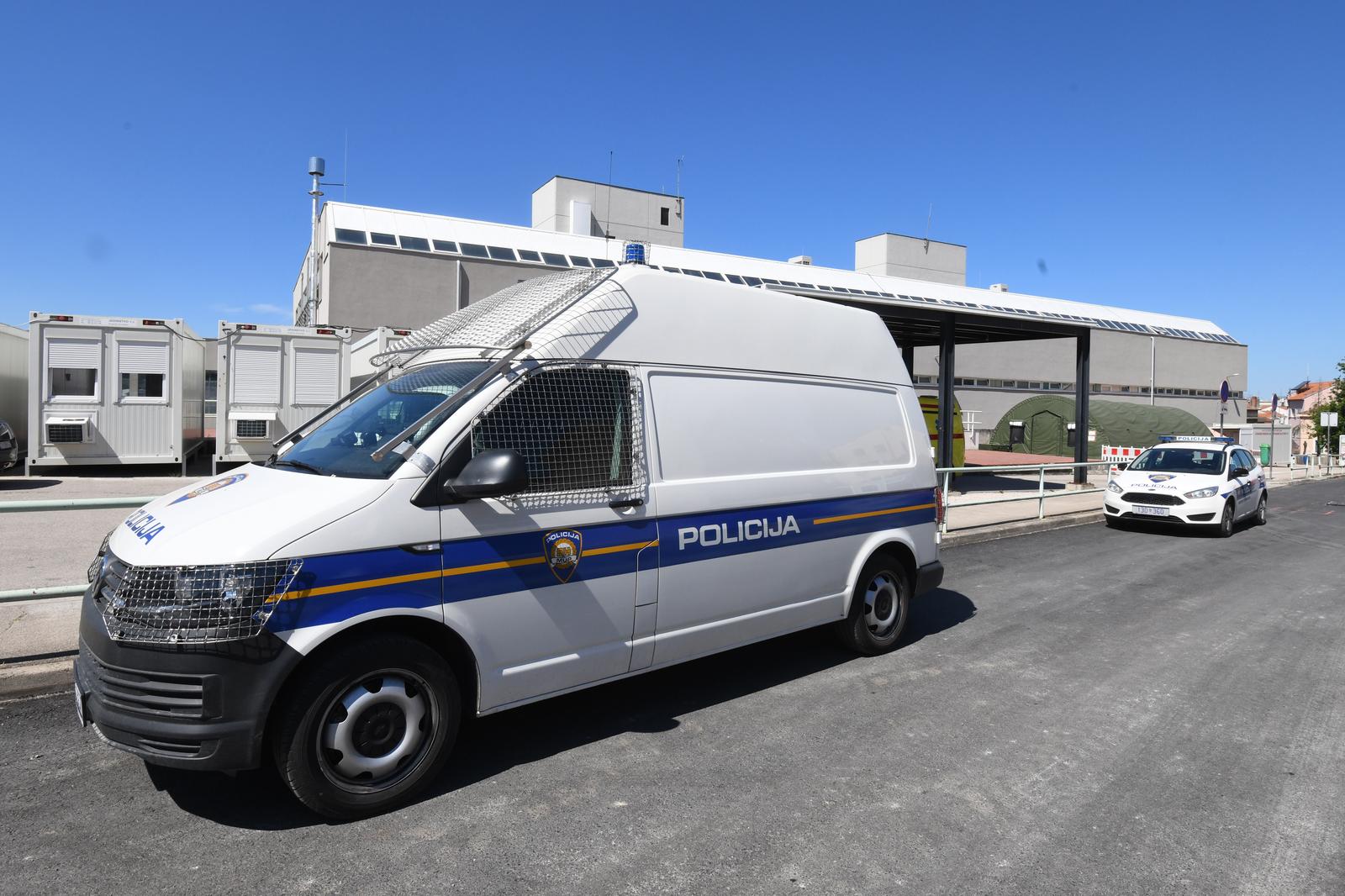 Veći broj policijskih službenika ispred  bolnice u Šibeniku nakon prometne nesreće