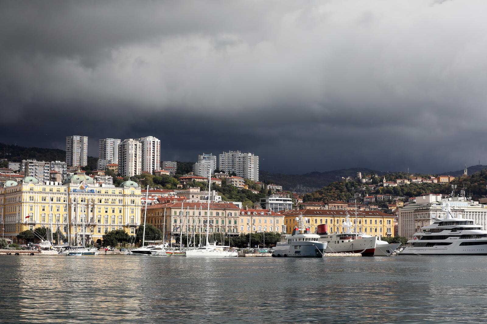 Tmurni i kišni oblaci iznad Rijeke