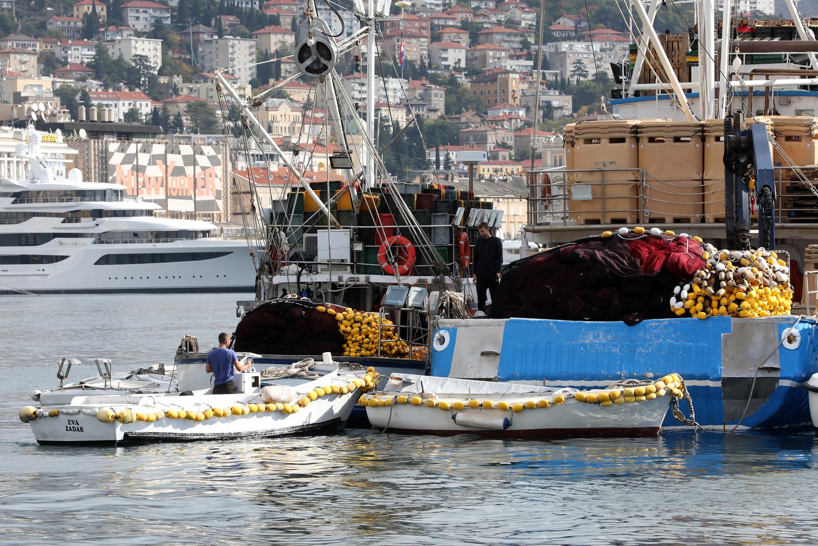 Rijeka: Ribari iskrcavaju ribu nakon ribolova u Kvarnerskom zaljevu Rijeka: Ribari iskrcavaju ribu nakon ribolova u Kvarnerskom zaljevu