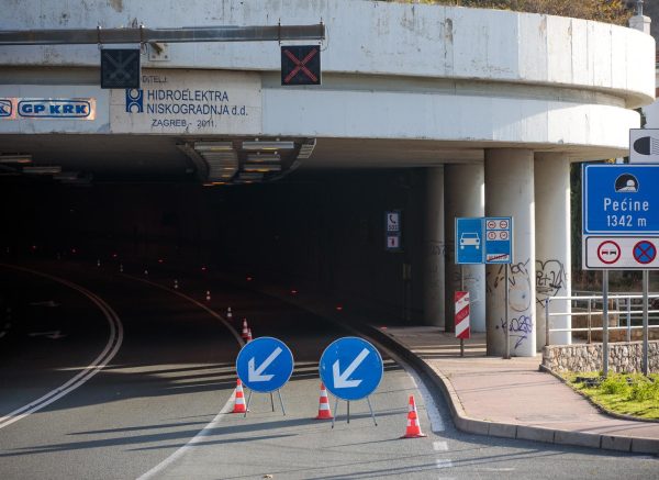 Rijeka: U tunelu Pećine u potpunosti izgorio autobus Autotroleja, vozač prevezen u bolnicu