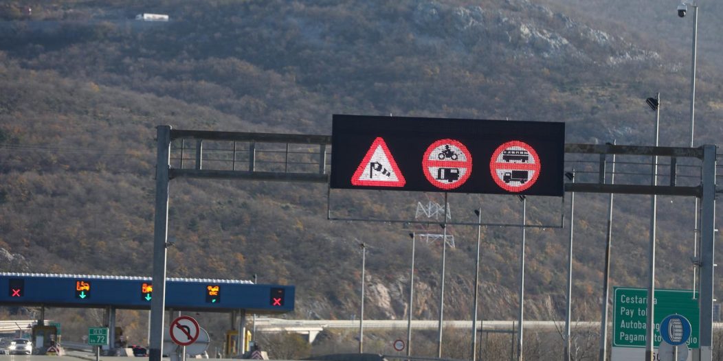 Rijeka: Olujni vjetar otežava promet na autocesti Rijeka: Olujni vjetar otežava promet na autocesti