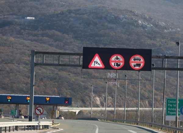 Rijeka: Olujni vjetar otežava promet na autocesti