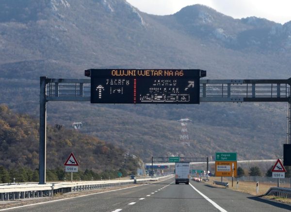 Rijeka: Olujni vjetar otežava promet na autocesti