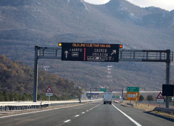Rijeka: Olujni vjetar otežava promet na autocesti