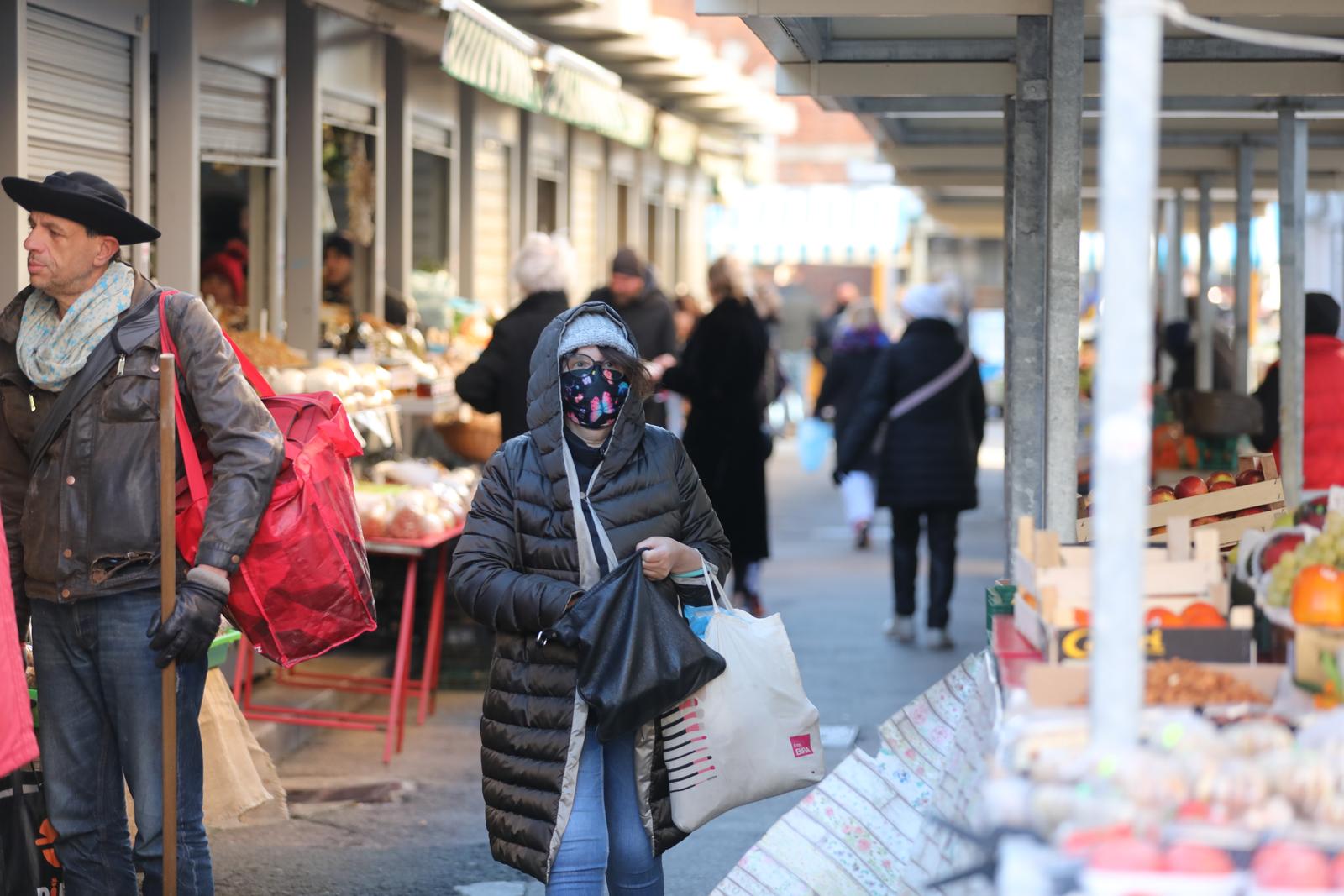 Rijeka: Jaka bura otežava život trgovcima i kupcima na gradskoj tržnici