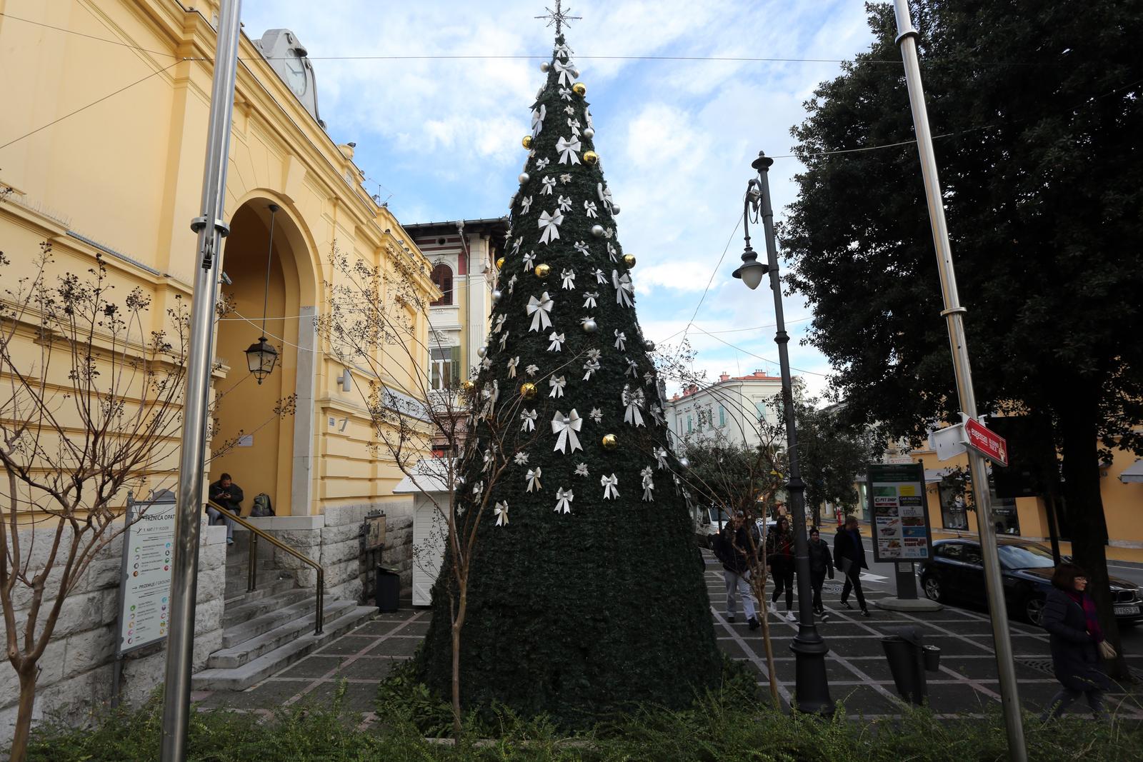 Opatija ukrašena blagdanskim dekoracijama i ekološkom plastičnom jelkom