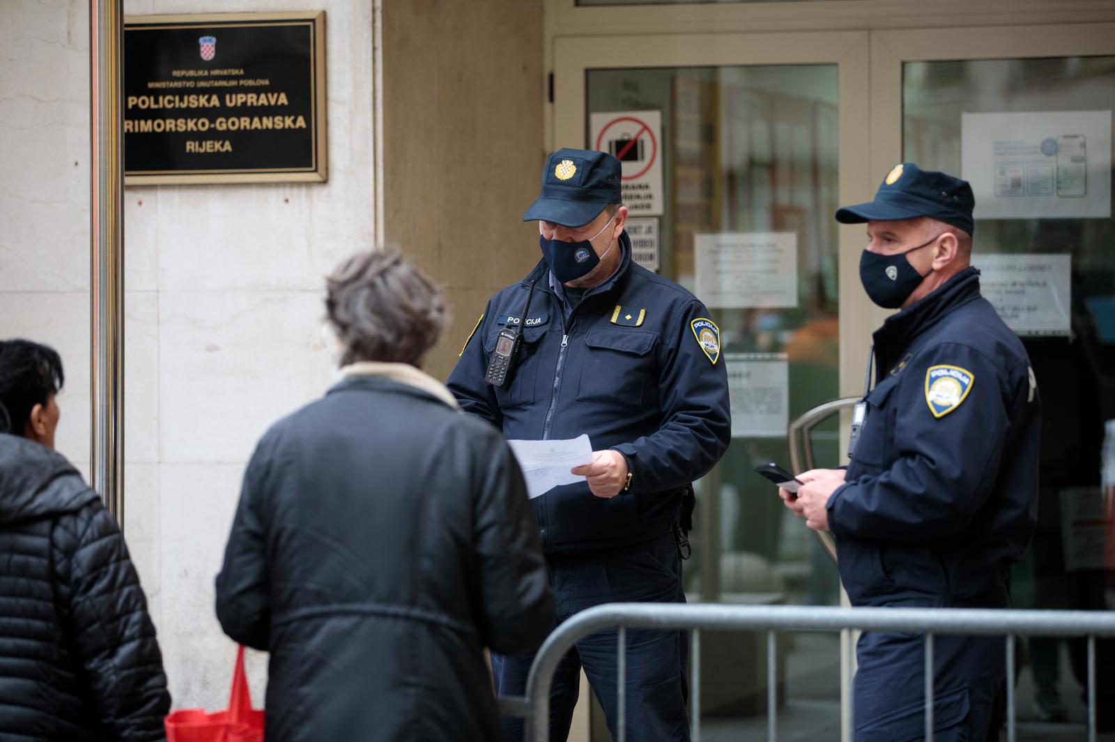 Rijeka: Pregled covid potvrda ispred javnih ustanova