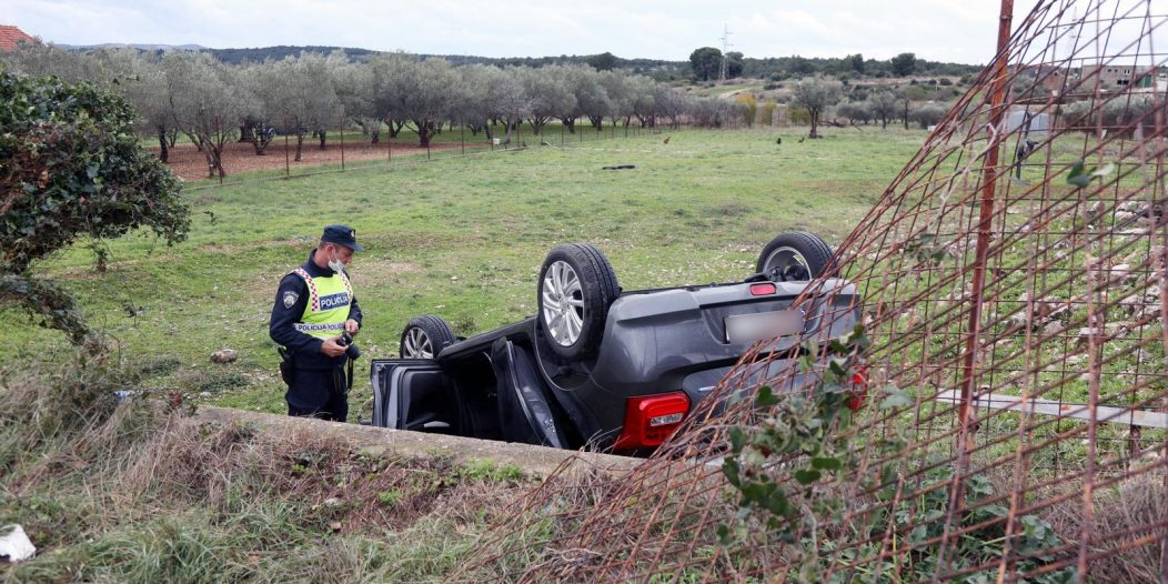 Šibenik: Na vrpoljačkoj cesti došlo do prevrtanja osobnog automobila Šibenik: Na vrpoljačkoj cesti došlo do prevrtanja osobnog automobila