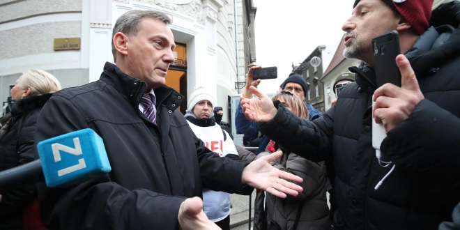 Prosvjednici svojim tijelima namjeravaju formirati bedem oko Markova trga, stigla je i policija