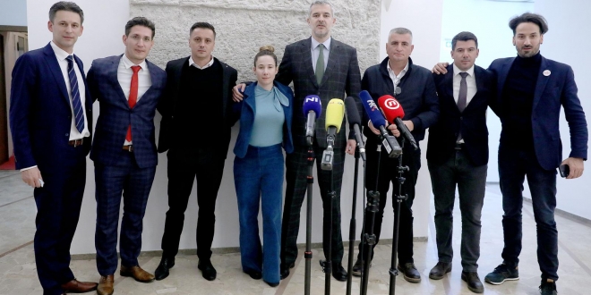 Zagreb: Zastupnici MOST-a pozirali ispred baščanske ploče nakon što je Sabor usvojio Zakon o zaštiti pučanstva od zaraznih bolesti