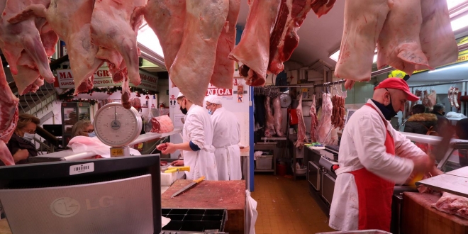 Rijeka: Predblagdanska kupovina mesa na gradskoj tržnici
