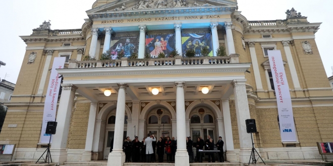 Riječki operni zbor uz dirigenta Stjepana Vugera na Badnjak je građanima  darovao prigodni koncert ispred HNK Ivan pl Zajc