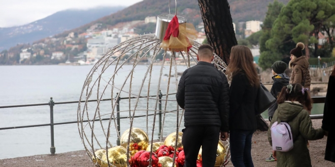Turisti  i domaći gosti uživali u šetnji  po blagdanski ukrašenoj Opatiji
