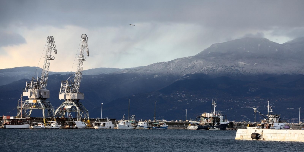 Pogled na vrh Učka koja je dijelom prekrivena snijegom Pogled na vrh Učka koja je dijelom prekrivena snijegom