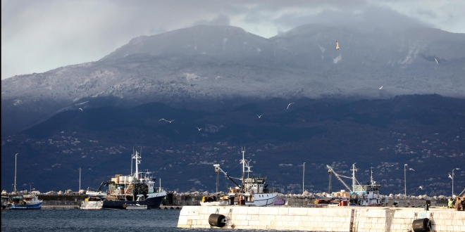 Pogled na vrh Učka koja je dijelom prekrivena snijegom