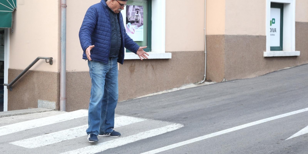 Neobični pješački prijelaz kod šibenske poliklinike zbunjuje pješake Neobični pješački prijelaz kod šibenske poliklinike zbunjuje pješake