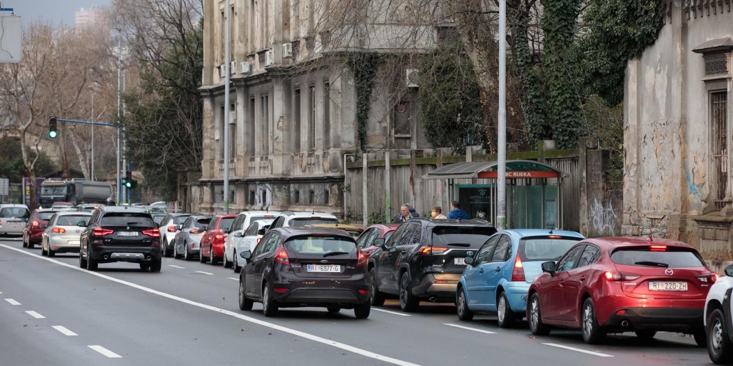 Veliki gužve za testiranje na covid-19 u Rijeci Veliki gužve za testiranje na covid-19 u Rijeci