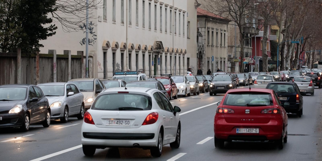 Veliki gužve za testiranje na covid-19 u Rijeci Veliki gužve za testiranje na covid-19 u Rijeci