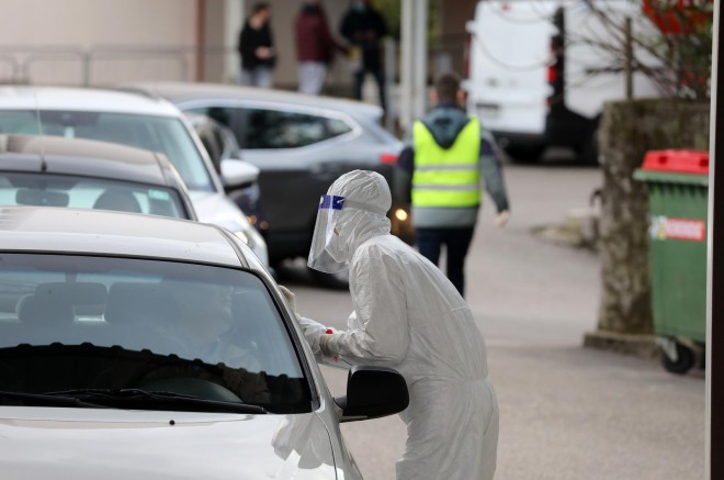 Rijeka: Drive in testiranje ispred Nastavnog zavoda za javno zdravstvo Primorsko-goranske županije