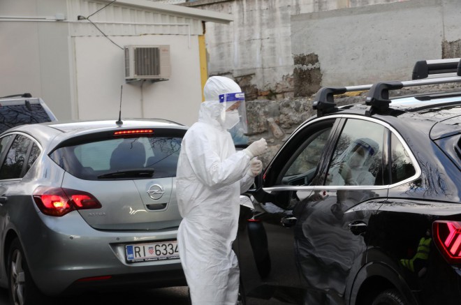 Rijeka: Drive in testiranje ispred Nastavnog zavoda za javno zdravstvo Primorsko-goranske županije
