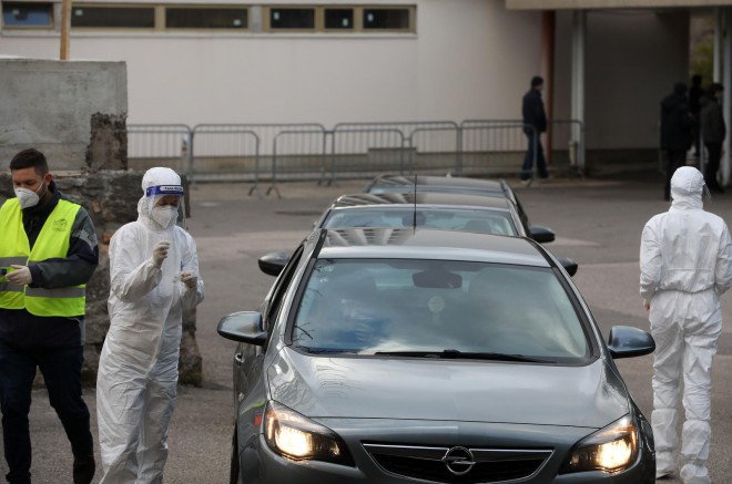 Rijeka: Drive in testiranje ispred Nastavnog zavoda za javno zdravstvo Primorsko-goranske županije