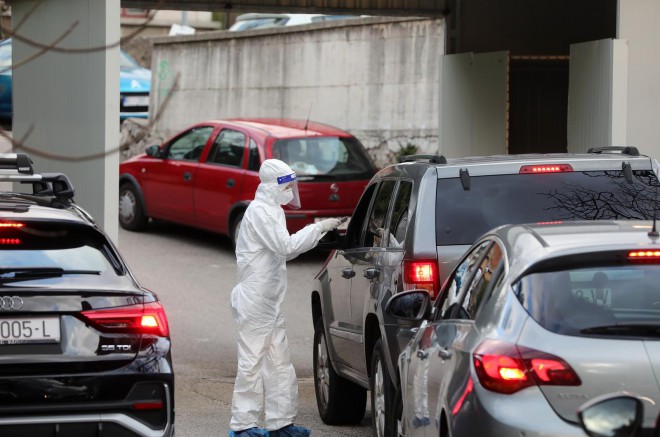 Rijeka: Drive in testiranje ispred Nastavnog zavoda za javno zdravstvo Primorsko-goranske županije