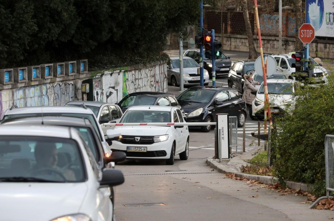 Rijeka: Drive in testiranje ispred Nastavnog zavoda za javno zdravstvo Primorsko-goranske županije
