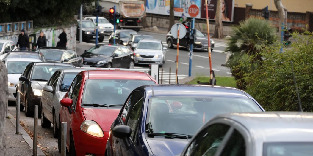 Rijeka: Drive in testiranje ispred Nastavnog zavoda za javno zdravstvo Primorsko-goranske županije Rijeka: Drive in testiranje ispred Nastavnog zavoda za javno zdravstvo Primorsko-goranske županije