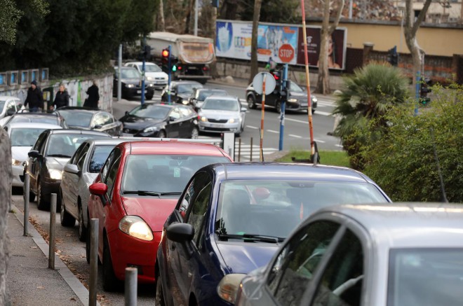 Rijeka: Drive in testiranje ispred Nastavnog zavoda za javno zdravstvo Primorsko-goranske županije
