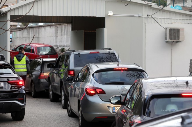 Rijeka: Drive in testiranje ispred Nastavnog zavoda za javno zdravstvo Primorsko-goranske županije